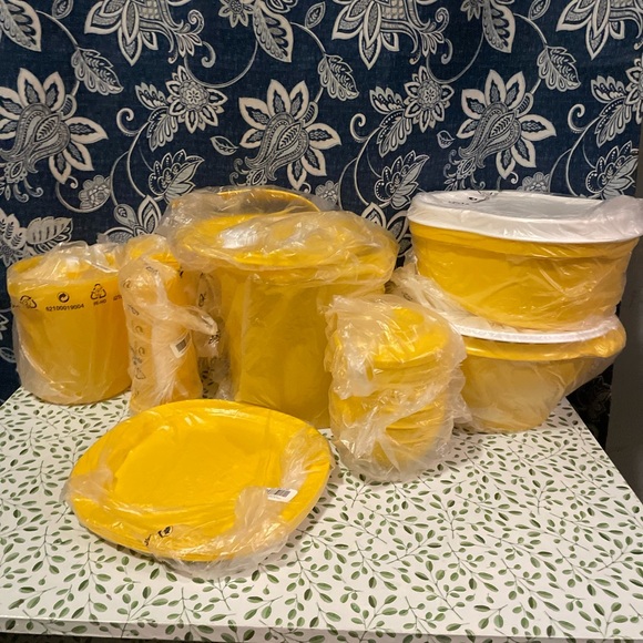 Tupperware yellow set!